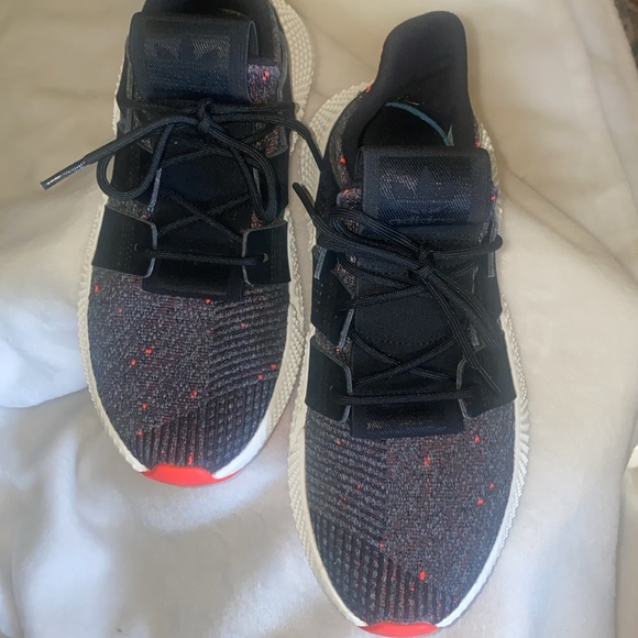 Adidas Prophere men’s sneaker, black & red size 7 - Picture 2 of 5